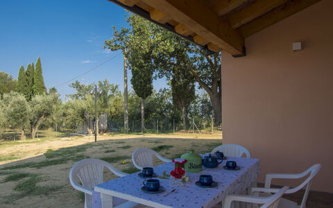 La Rocchetta: Propriété, Table, Meubles, Maison, Pièce, Immobilier, Patio, Bâtiment, Arbre, Porche