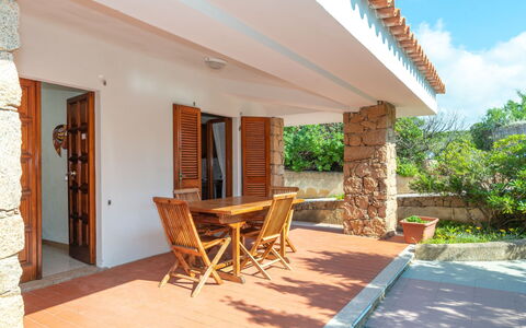Marco: Plante, Bâtiment, Propriété, Meubles, Ciel, Ombre, Bois, Chaise, Design Intérieur, Arbre