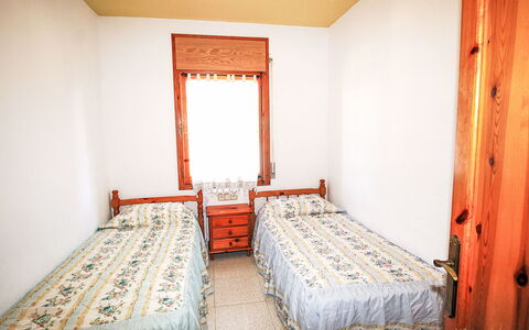 Pals 850: Lit, Chambre, Bois, Drap De Lit, Sol, Literie, Design Intérieur, Sol, Linge, Cadre De Lit