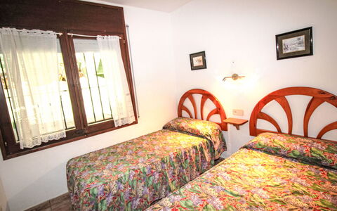 Torre Mitjorn: Domicile, Hôtel, Chambre, Lit, Cadre De Lit, Literie, Peindre, Drap De Lit, Plante D'Appartement, Recours