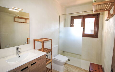 Torre Mitjorn: Mur, Sol, Lavabo, Sol, Luminaire Plomberie, Bois, Design Intérieur, Plafond, Évier, Salle De Bains
