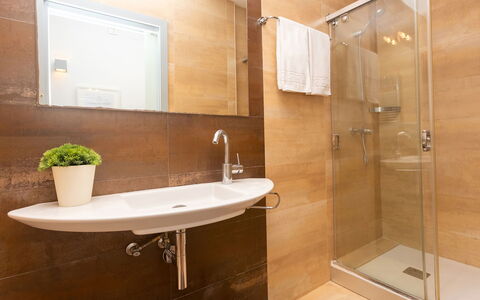 Centro: Passeig de Gracia - Casa Batllo: Marron, Robinet, Luminaire Plomberie, Miroir, Évier, Propriété, Plante, Porte De Douche, Salle De Bains, Bâtiment