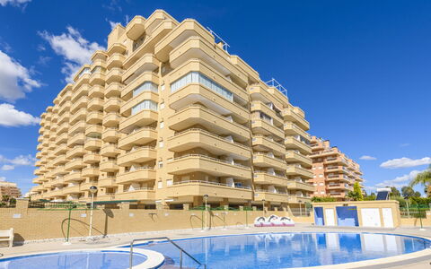 Cala Blanca: Ciel, Nuage, Bâtiment, Bleu, Bleu Azur, Design Urbain, Condominium, Maison, Bloc Tour, Immobilier