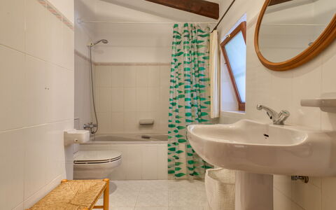 Villa Finca Labranza: Miroir, Robinet, Évier, Propriété, Lavabo, Luminaire Plomberie, Salle De Bains, Violet, Design Intérieur
