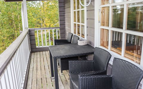 Hallanhelmi a Paritalo: Meubles, Chaise, Mobilier De Jardin, Table, Bois, Tableau De Plein Air, Table Cuisine Et Salle A Manger, Ombre, Jardin, Parapluie