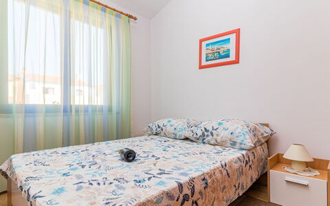 Nicole: Meubles, Propriété, Fenêtre, Bleu Azur, Textile, Bois, Design Intérieur, Confort, Sol