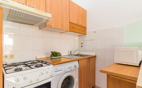 Nicole: Cabinetry, Bâtiment, Buanderie, Comptoir, Machine À Laver, Sécheuse, Appareil De Cuisine, Cuisinière, Cuisine, Électroménager