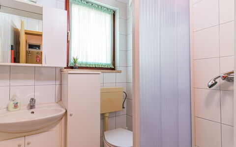 Nicole: Miroir, Évier, Propriété, Luminaire Plomberie, Lavabo, Robinet, Violet, Salle De Bains, Armoire De Toilette, Design Intérieur