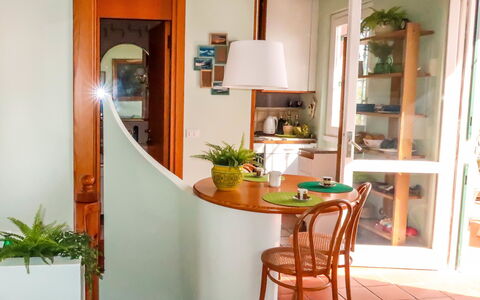 Paradise View: Pièce, Meubles, Propriété, Bâtiment, Design Intérieur, Porte, Maison, Cuisine, Table, Salle À Manger