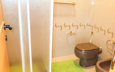 Paradise View: Propriété, Salle De Bains, Pièce, Tuile, Luminaire Plomberie, Design Intérieur, Sol, Architecture, Toilette, Maison