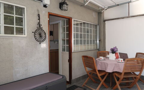 Colombaio: Meubles, Propriété, Table, Fenêtre, Chaise, Porte, Éclairage, Design Intérieur, Bois