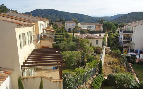 Le Clos des Vignes: Propriété, Quartier, Zone Résidentielle, Village, Ville, Maison, Établissements Humains, Bâtiment, Village De Montagne, Ciel