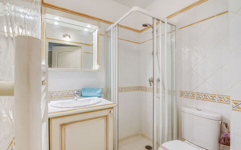 Le Clos des Vignes: Salle De Bains, Pièce, Propriété, Design Intérieur, Bâtiment, Immobilier, Architecture, Maison, Meubles, Sol