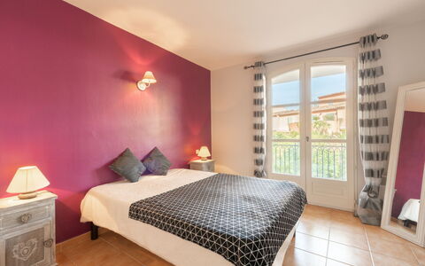 Le Clos des Vignes: Chambre, Meubles, Propriété, Pièce, Lit, Drap De Lit, Literie, Design Intérieur, Cadre De Lit, Immobilier