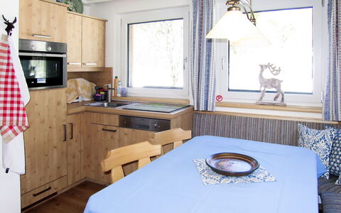 Fischerhütte: Pièce, Meubles, Propriété, Design Intérieur, Maison, Table, Salle De Bains, Bâtiment, Sol, Évier