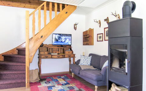 Fischerhütte: Pièce, Meubles, Propriété, Design Intérieur, Bâtiment, Maison, Salon, Lit, Poêle À Bois, Grenier