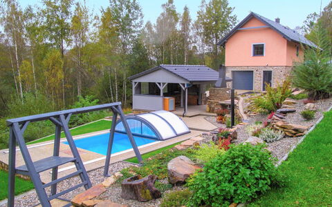 Nebahovy U Prachatic: Plante, Ciel, Propriété, Fenêtre, Bâtiment, Arbre, Lot Terre, Ombre, Mobilier De Jardin, Chalet