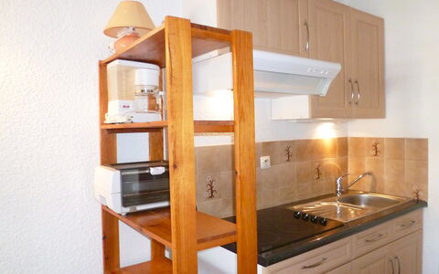 Pointe Vermeille: Meubles, Étagère, Pièce, Cabinetry, Propriété, Cuisine, Rayonnage, Design Intérieur, Comptoir, Maison