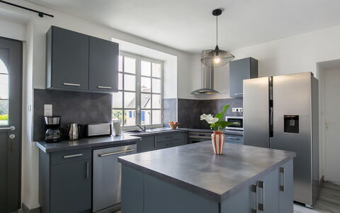 Le Coup de Coeur: Comptoir, Cabinetry, Propriété, Fenêtre, Cuisine, Cuisinière, Évier, Design Intérieur, Appareil De Cuisine, Bois