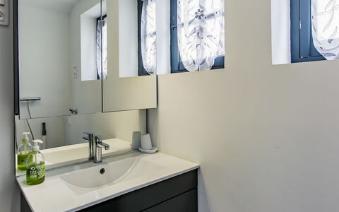 Le Coup de Coeur: Évier, Robinet, Miroir, Propriété, Fenêtre, Lavabo, Luminaire Plomberie, Cabinetry, Armoire De Toilette, Salle De Bains