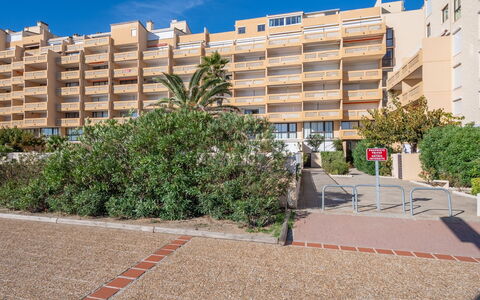 Le Barcarès 230: Plante, Bâtiment, Ciel, Jour, Propriété, Nuage, Design Urbain, Bloc Tour, Quartier, Arbre