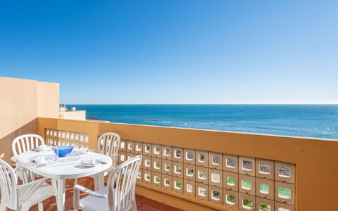 Le Barcarès 230: Ciel, L'Eau, Propriété, Table, Meubles, Chaise, Bleu Azur, Bâtiment, Mobilier De Jardin, Bois