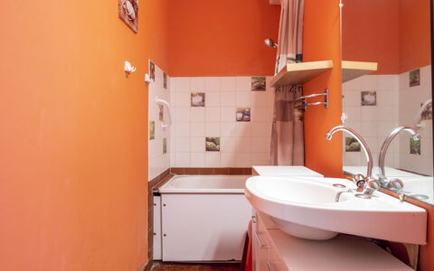 Le Barcarès 230: Évier, Propriété, Robinet, Luminaire Plomberie, Lavabo, Salle De Bains, Violet, Design Intérieur, Bâtiment