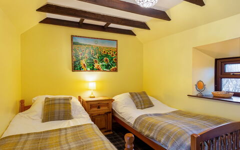 Sunflower Cottage: L'Eau, Ciel, Bâtiment, Bleu Azur, Montagne, Arbre, Architecture, Plan D'Eau, Lac, Quartier