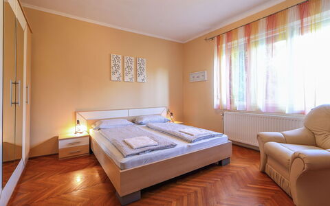Beata: Chambre, Meubles, Lit, Pièce, Propriété, Matelas, Drap De Lit, Design Intérieur, Sol, Cadre De Lit