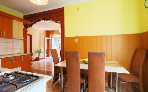 Beata: Pièce, Propriété, Meubles, Bâtiment, Design Intérieur, Immobilier, Plafond, Jaune, Maison, Salle À Manger