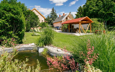 Beata: Plante, Nuage, Ciel, Fleur, Propriété, Communauté Des Plantes, Bâtiment, Paysage Naturel, Vert, Arbre