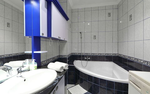 Beata: Salle De Bains, Propriété, Pièce, Tuile, Design Intérieur, Architecture, Bâtiment, Sol, Mur, Immobilier