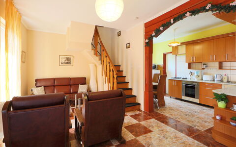 Beata: Propriété, Pièce, Bâtiment, Design Intérieur, Meubles, Immobilier, Sol, Maison, Salon, Domicile