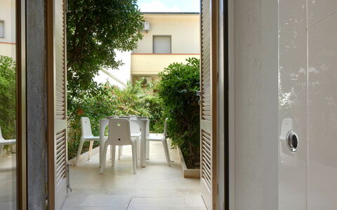 Sea Design Home: Propriété, Plante, Fenêtre, Bâtiment, Ombre, Architecture, Bois, Sol, Arbre