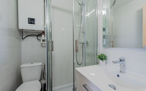 Le Barcarès 400: Miroir, Luminaire Plomberie, Propriété, Photographier, Blanc, Évier, Robinet, Salle De Bains, Noir, Violet