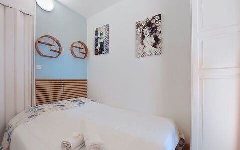 Le Barcarès 410: Design Intérieur, Chambre, Mur, Meubles, Lit, Bois, Linge, Drap De Lit, Sol, Literie