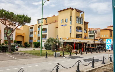 Le Barcarès 410: Ciel, Table, Meubles, Jour, Propriété, Plante, Montagne, Bleu Azur, Chaise, La Nature