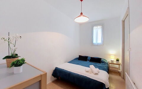 Le Barcarès 430: Chambre, Design Intérieur, Lit, Sol, Sol, Bois, Drap De Lit, Meubles, Plafond, Literie