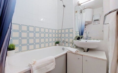 Le Barcarès 430: Salle De Bains, Luminaire Plomberie, Design Intérieur, Sol, Sol, Baignoire, Plomberie, Pièce, Robinet, Plafond