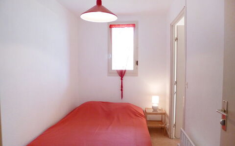Le Barcarès 430: Chambre, Pièce, Meubles, Rouge, Lit, Propriété, Design Intérieur, Sol, Plafond, Cadre De Lit