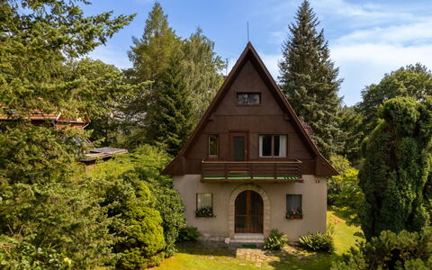 Jestřebice 8: Plante, Ciel, Nuage, Bâtiment, Fenêtre, Arbre, Maison, Paysage Naturel, Mélèze, Lot Terre