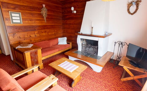 Jestřebice 8: Propriété, Bois, Design Intérieur, Salon, Bâtiment, Mur, Sol, Sol, Dur, Foyer