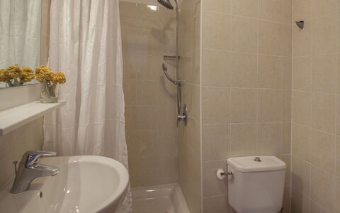 Moriani-Plage 638: Salle De Bains, Propriété, Pièce, Robinet, Luminaire Plomberie, Tuile, Rideau De Douche, Accessoire Salle De Bain, Mur, Douche