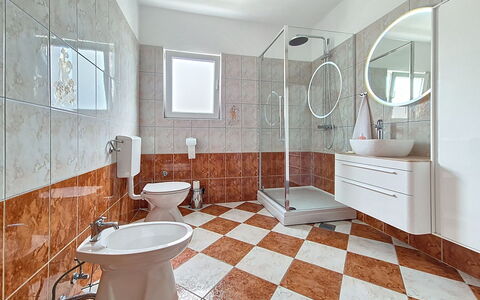 Ana: Sol, Sol, Luminaire Plomberie, Design Intérieur, Siège De Toilette, Salle De Bains, Tuile, Toilette, Évier, Plomberie