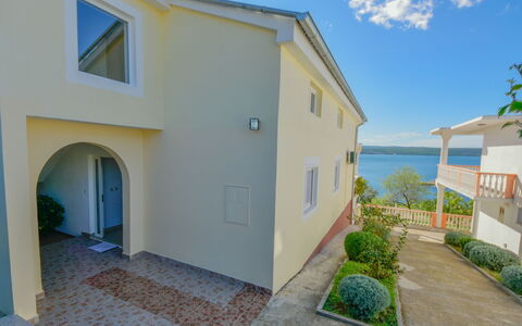 Ana: Propriété, Immobilier, Maison, Domicile, Bleu Azur, Passerelle, Porte, Arbuste, Jardin, Allée