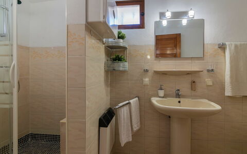 Villa Genoveva: Salle De Bains, Pièce, Propriété, Tuile, Luminaire Plomberie, Sol, Lavabo, Architecture, Design Intérieur, Accessoire Salle De Bain