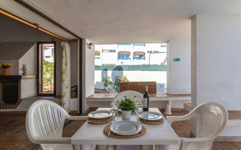 Villa Genoveva: Pièce, Propriété, Design Intérieur, Meubles, Bâtiment, Salle À Manger, Maison, Table, Plafond, Immobilier