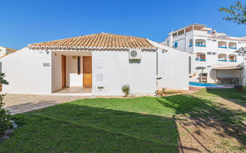 Villa Genoveva: Plante, Ciel, Propriété, Bâtiment, Fenêtre, Lot Terre, Architecture, Herbe, Arbre, Chalet