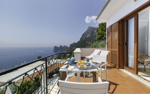 Villa Nerano: Ciel, Bâtiment, Table, L'Eau, Nuage, Station Balnéaire, Design Intérieur, Condominium, Bois, Chaise