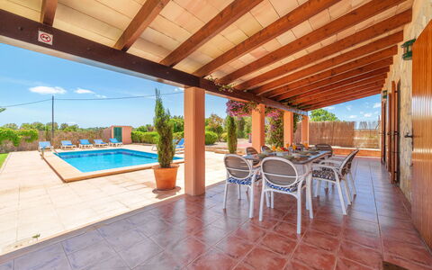 Can Butxet: Meubles, Plante, L'Eau, Chaise, Ombre, Mobilier De Jardin, Piscine, Design Intérieur, Pot De Fleur, Ciel